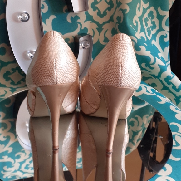 CHARLES & DAVID - Cream Faux Reptile High Heels 1 in. Platform 4.5 in. Heel - Picture 4 of 6